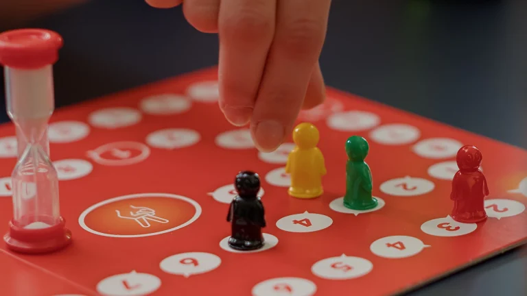 Aktivitäten auf dem Campingplatz an Regentagen: Spiele und Gemeinschaft