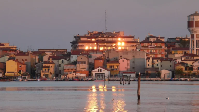 Chioggia con bambini: la “piccola Venezia” da scoprire in giornata dai Lidi di Comacchio